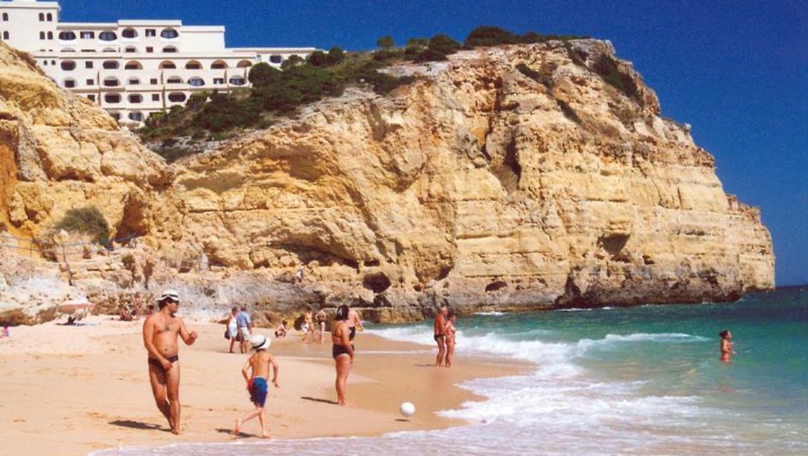 Alltours will die Preise im kommenden Winter senken - so sollen die Kosten für Ziele etwa an der Algarve in Portugal um sieben Prozent nach unten gehen.