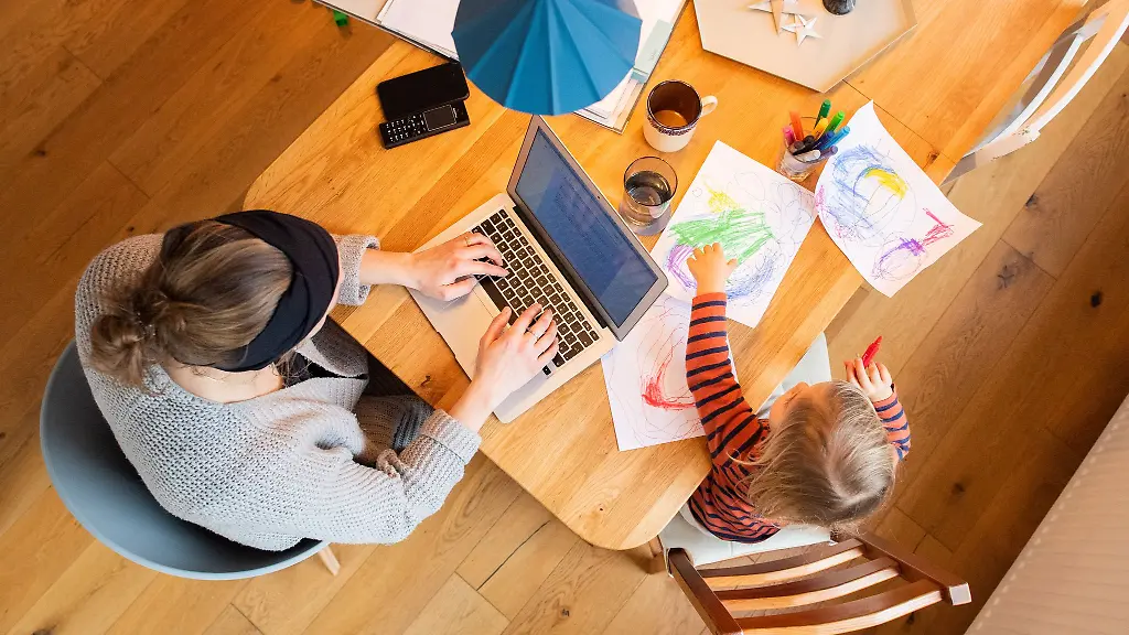 Nicht-nur-eine-gute-Mutter-und-Partnerin-sondern-auch-beruflich-erfolgreich-sein-Viele-Muetter-fuehlen-sich-gesellschaftlichem-Druck-ausgesetzt