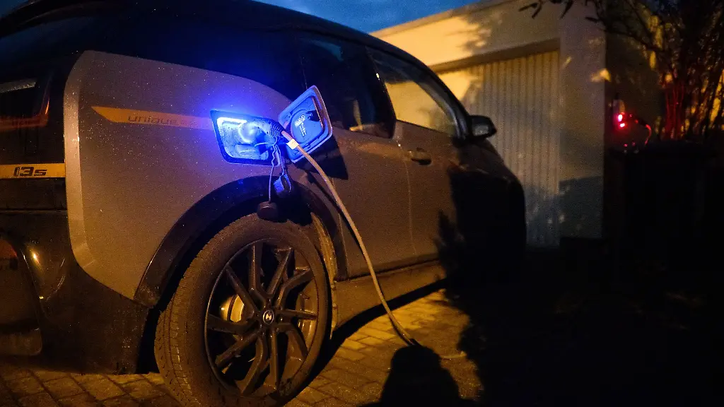 Da-die-meisten-Autos-Zuhause-die-ganze-Nacht-ueber-an-der-Wallbox-haengen-spielt-die-Zeitersparnis-beim-Laden-fuer-private-Nutzer-kaum-eine-Rolle-Hier-reicht-also-eine-Wallbox-mit-11kW