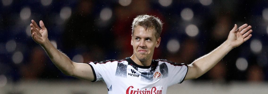 Nerven am Elfmeterpunkt: Sebastian Vettel, Hobbyfußballer.