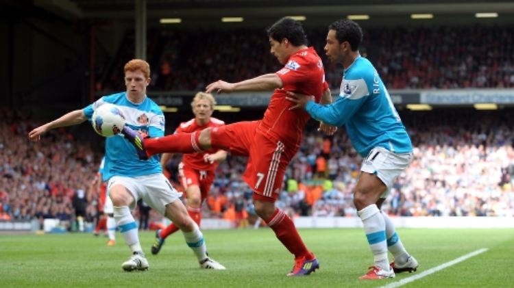 Liverpools Luis Suarezwird von Kieran Richardson und Jack Colback aus Sunderland angegangen.