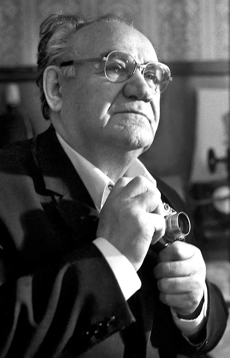 2404503-jpgDer-bekannte-russische-Kriegsfotograf-Jewgeni-Chaldej-im-Februar-1990-Sein-beruehmtestes-Foto-war-das-Hissen-der-Sowjetflagge-auf-dem-Reichstag-nach-der-Eroberung-Berlins-1945-Chaldej-der-am-17-4-1997-seinen-80-Geburtstag-feierte-starb-am-6-10-1997-in-Moskau