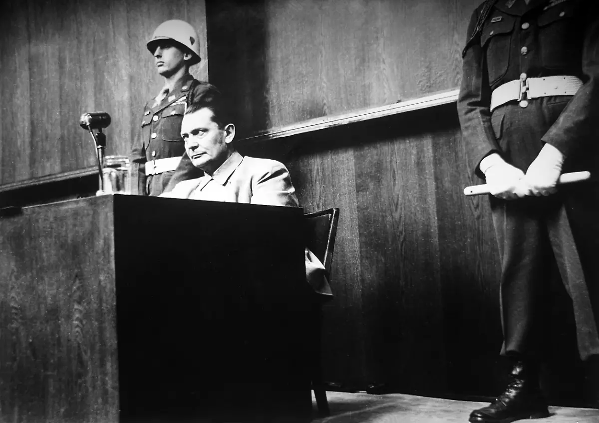 20138047-jpg-Das-Foto-des-sowjetischen-Fotografen-Jewgeni-Chaldej-zeigt-Hermann-Goering-bewacht-von-zwei-US-Militaerpolizisten-beim-Kriegsverbrecherprozess-in-Nuernberg-1946-Chaldej-bemerkte-zu-dem-Foto-Ich-wollte-Goering-im-Sitzungssaal-aus-einer-ungewoehnlichen-Perspektive-fotografieren-Das-war-verboten-Ich-verstaendigte-mich-mit-dem-Sekretaer-des-sowjetischen-Richters-Nikitenko-Fuer-eine-Flasche-Gin-tauschte-ich-mit-ihm-fuer-ein-paar-Stunden-den-Platz-Das-Foto-ist-in-dem-2008-erschienenen-Bildband-Der-bedeutende-Augenblick-veroeffentlicht
