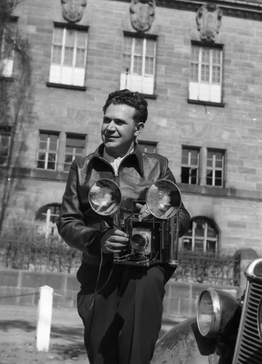 58939408-jpg-Der-sowjetische-Kriegsfotograf-der-Roten-Armee-und-Bild-Berichterstatter-von-den-Nuernberger-Prozessen-Jewgeni-Chaldej-mit-einer-Speed-Graphic-Kamera-die-ihm-der-ungarisch-amerikanische-Fotograf-Robert-Capa-schenkte-undatiertes-Foto-von-1946-in-Nuernberg