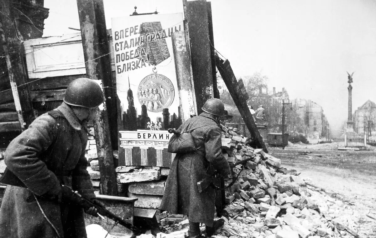 20181986-jpg-Soldaten-der-Roten-Armee-beim-Strassenkampf-am-Halleschen-Ufer-in-Berlin-Ende-April-1945-im-Hintergrund-die-Siegessaeule-Das-Foto-des-sowjetischen-Kriegsfotografen-der-Roten-Armee-Jewgeni-Chaldej-ist-in-dem-2008-erschienenen-Bildband-Der-bedeutende-Augenblick-veroeffentlicht