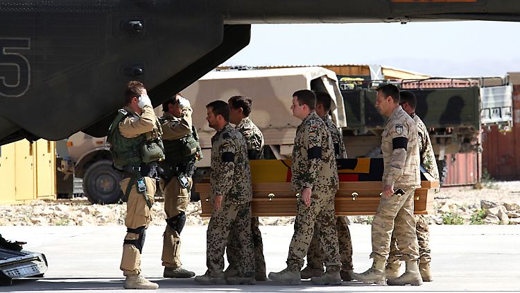 Bundeswehrsoldaten in Kundus bringen den Sarg mit der Leiche eines in Talokan getöteten Kameraden an Bord eines Flugzeugs.  