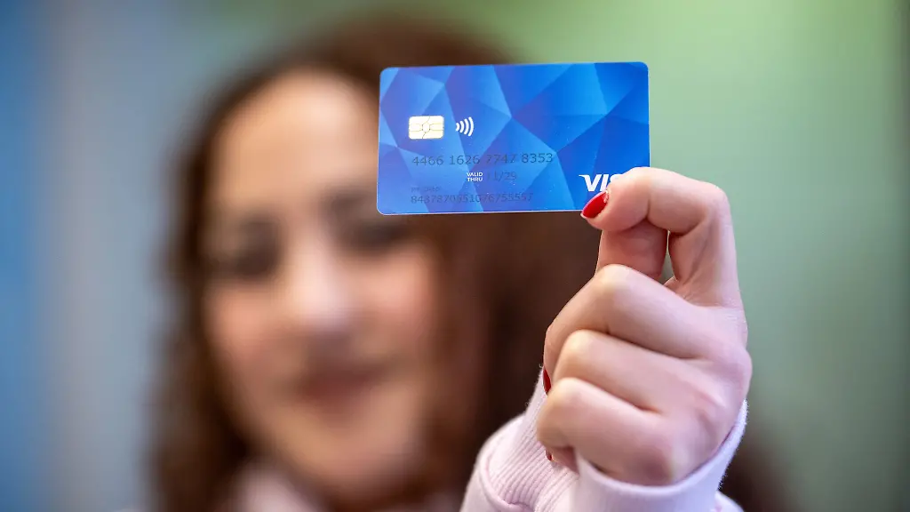 Die-Umsetzung-der-Bezahlkarte-fuer-Gefluechtete-in-Rheinland-Pfalz-stoesst-bei-Kommunen-und-Kreisen-auf-Kritik