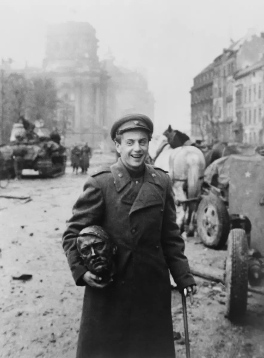 50398294-jpg-World-War-2-Battle-of-Berlin-April-16-May-2-1945-Berlin-The-End-1945-photo-by-Yevgeny-Khaldei-A-smiling-Russian-soldier-holds-his-souvenir-the-head-of-a-statue-of-Adolf-Hitler-Photo-by-Yevgeny-Khaldei
