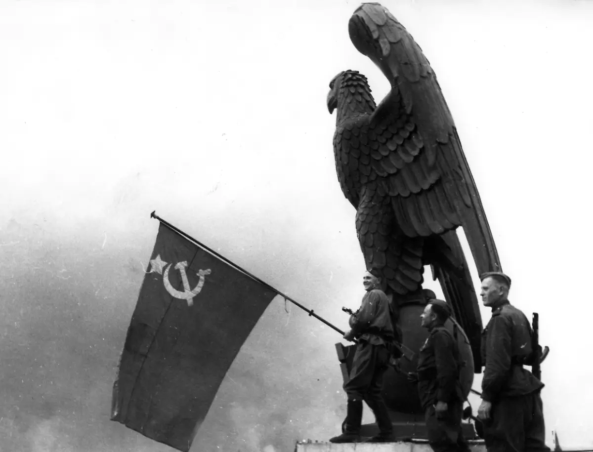 22275458-jpg-Sowjetische-Rotarmisten-hissen-eine-rote-Fahne-vor-dem-gewaltigen-Reichsadler-auf-dem-Flughafen-Berlin-Tempelhof-in-Berlin-aufgenommen-am-02-05-1945-An-diesem-Tag-fotografierte-der-sowjetische-Kriegsfotograf-Jewgeni-Chaldej-eine-Vielzahl-von-Fotos-vom-Hissen-der-Roten-Fahnen-auf-Gebaeuden-in-Berlin-Die-Fotos-Bemerkungen-zur-teilweisen-Manipulation-und-zur-Entstehungsgeschichte-sind-in-dem-2008-erschienenen-Bildband-Der-bedeutende-Augenblick-veroeffentlicht