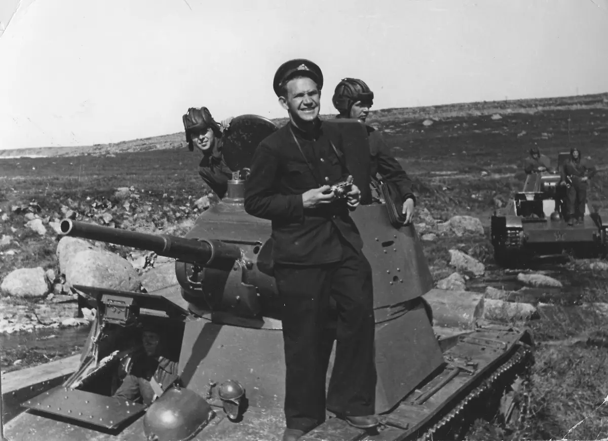 20388523-jpg-Der-sowjetische-Kriegsfotograf-der-Roten-Armee-Jewgeni-Chaldej-vorn-mit-Fotokamera-auf-einem-sowjetischen-Panzer-aufgenommen-an-einer-Front-in-der-Sowjetunion-1943