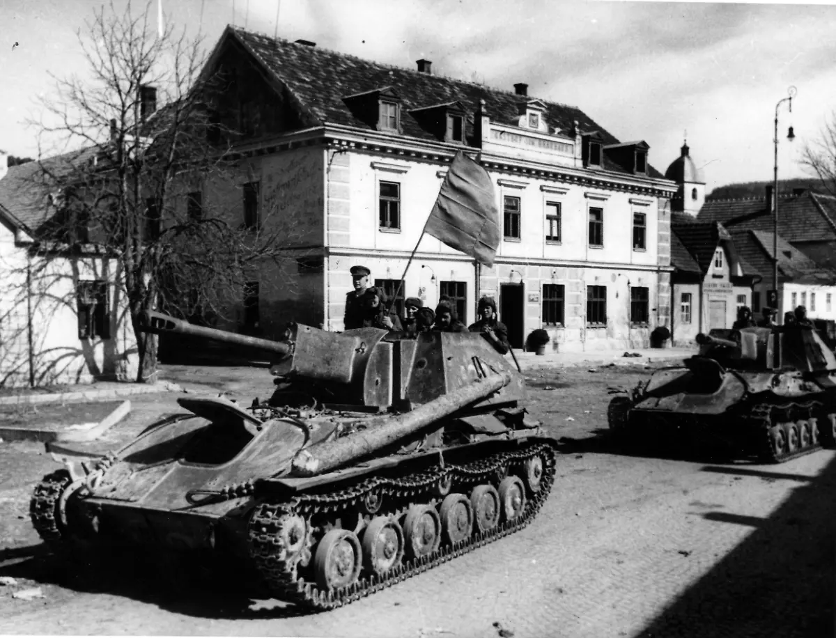 20187830-jpg-Sowjetische-Panzer-der-Roten-Armee-mit-einer-Roten-Fahne-im-Zweiten-Weltkrieg-auf-dem-Weg-nach-Wien-im-April-1945