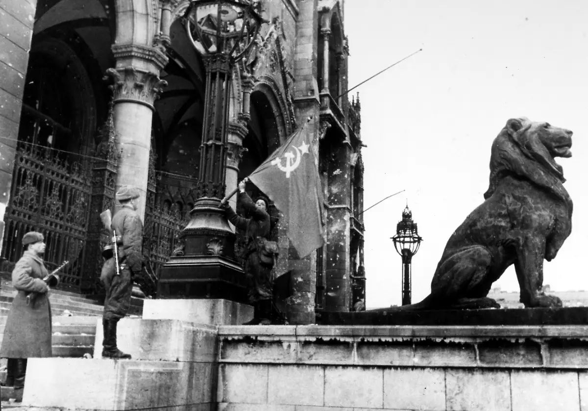 20305416-jpg-Eine-Rote-Fahne-mit-Hammer-und-Sichel-wird-am-Parlamentsgebaeude-in-Budapest-von-Rotarmisten-gehisst-Die-Schlacht-um-Budapest-zwischen-der-Roten-Armee-und-der-deutschen-Wehrmacht-und-den-ungarischen-Verbuendeten-zum-Ende-des-Zweiten-Weltkrieges-dauerte-vom-25-12-1944-bis-13-02-1945