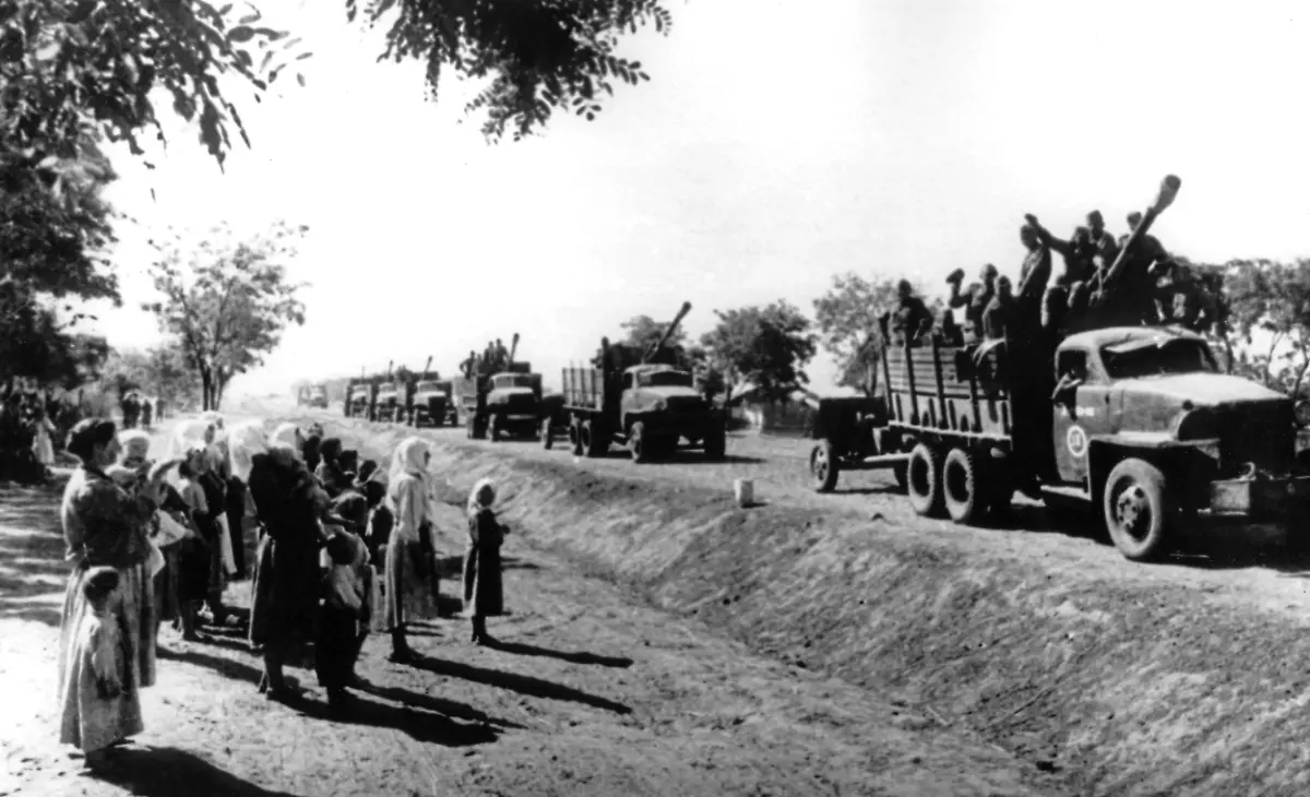 308324651-jpg-Romania-1944-Soviet-pontoniers-build-a-bridge-across-the-Prut-River-during-the-Second-World-War-The-exact-date-and-location-of-the-photograph-is-unknown