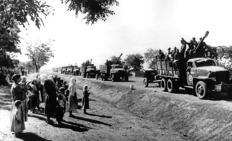 308324651-jpg-Romania-1944-Soviet-pontoniers-build-a-bridge-across-the-Prut-River-during-the-Second-World-War-The-exact-date-and-location-of-the-photograph-is-unknown