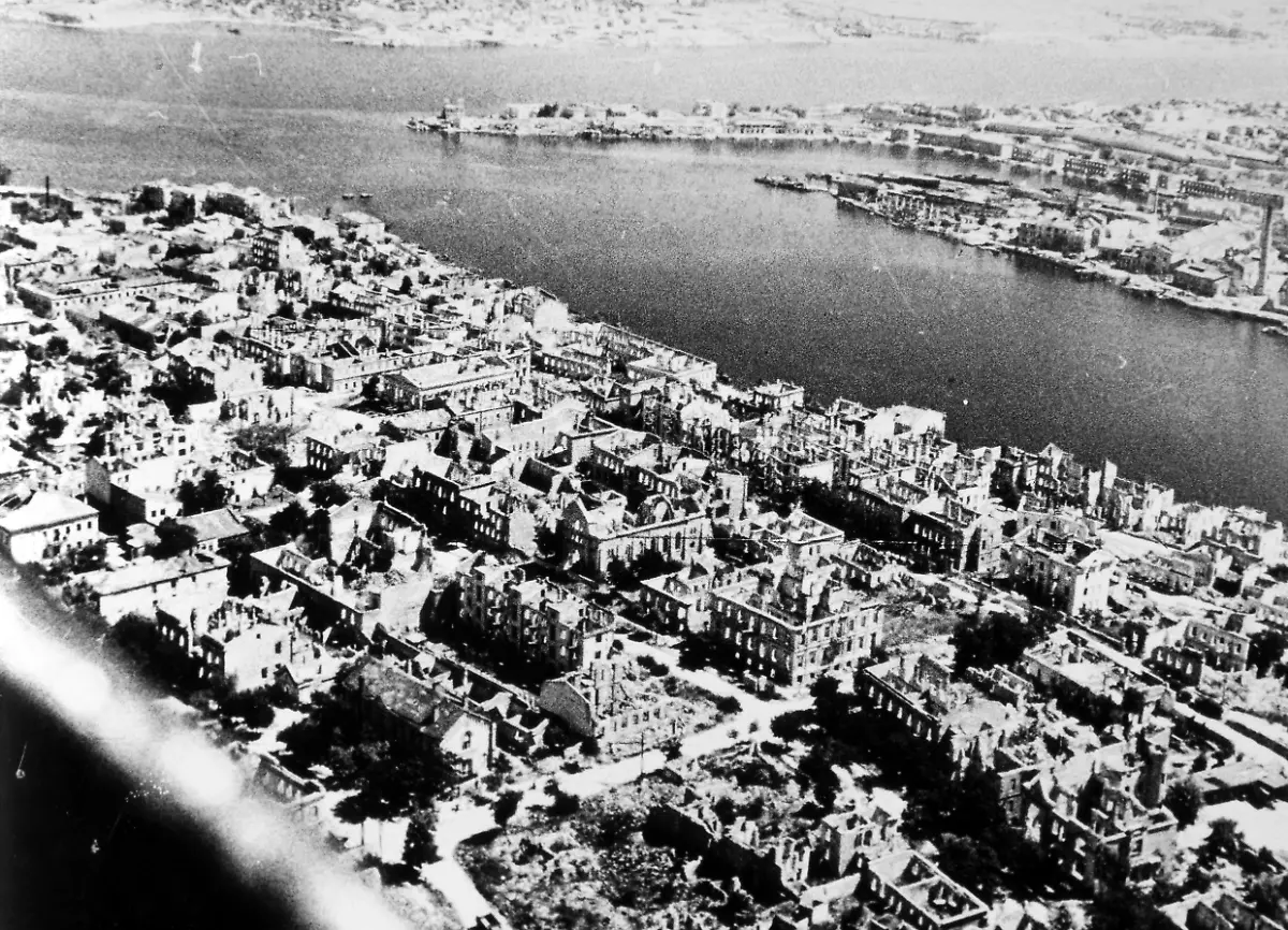 20305261-jpg-Zerstoerte-Haeuser-Ruinen-die-Festungsstadt-Sewastopol-an-der-Schwarzmeerkueste-war-240-Tage-von-der-deutschen-Wehrmacht-besetzt-und-hartumkaempft-aufgenommen-im-Mai-1944-Am-12-05-1944-hatte-die-Rote-Armee-die-letzten-deutschen-Truppen-auf-der-Krim-am-Schwarzen-Meer-besiegt-Foto