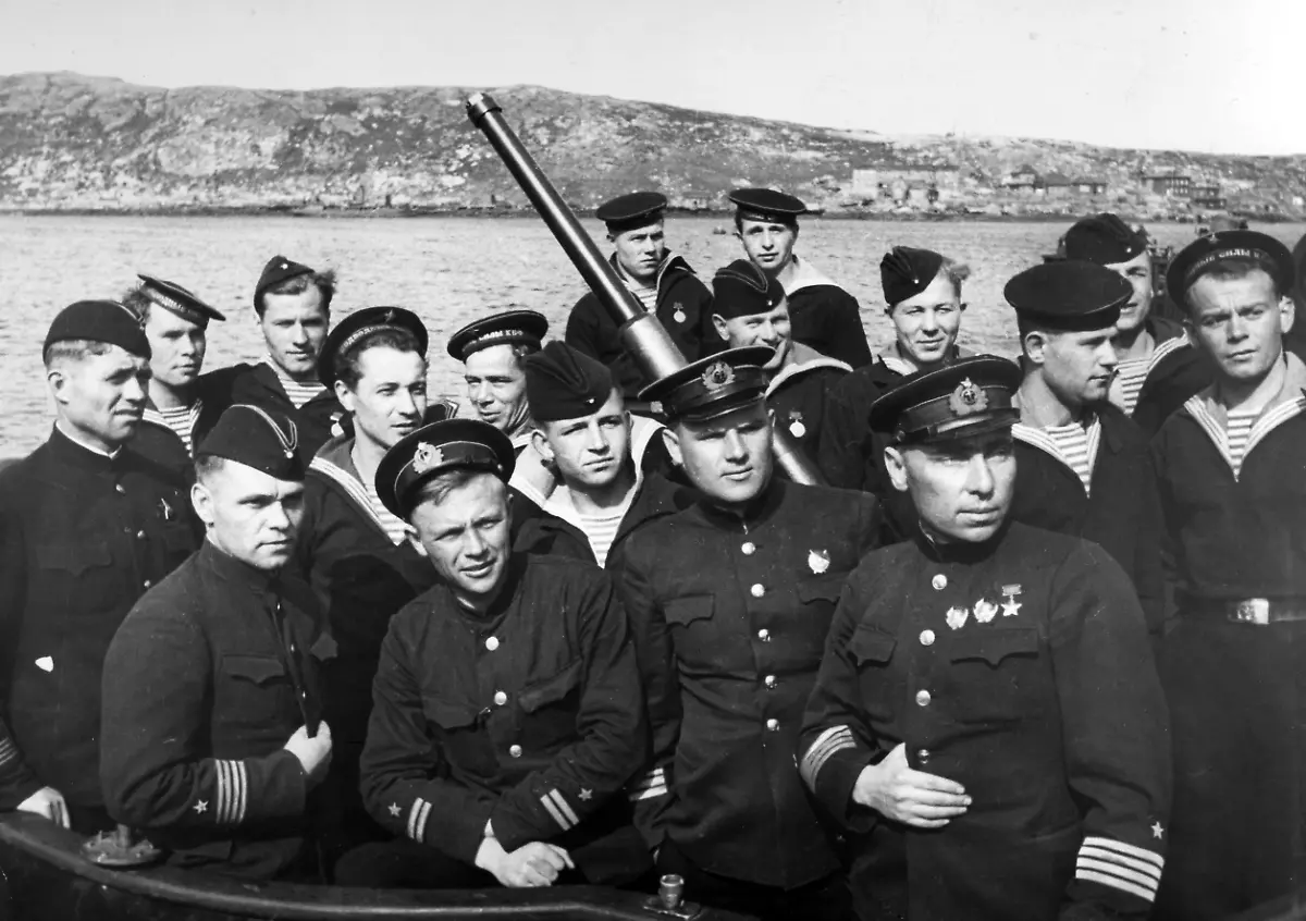20257729-jpg-Sowjetische-Marinesoldaten-der-Roten-Flotte-im-Schwarzmeerhafen-von-Sewastopol-auf-der-Krim-aufgenommen-1943