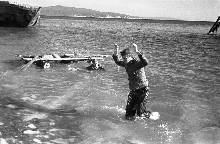 20101800-jpg-Ein-deutscher-Soldat-ergibt-sich-mit-erhobenen-Haenden-und-kommt-aus-dem-Wasser-ein-zweiter-Soldat-schwimmt-neben-einem-Holzfloss-am-12-05-1944-hatte-die-Rote-Armee-die-letzten-deutschen-Truppen-in-der-ehemaligen-Festungsstadt-Sewastopol-auf-der-Krim-am-Schwarzen-Meer-besiegt-Das-Foto-stammt-vom-sowjetischen-Kriegsfotografen-Jewgeni-Chaldej