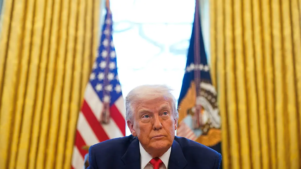 2025-04-09T213715Z-414693469-RC2LUDA7JHVJ-RTRMADP-3-USA-TRUMP