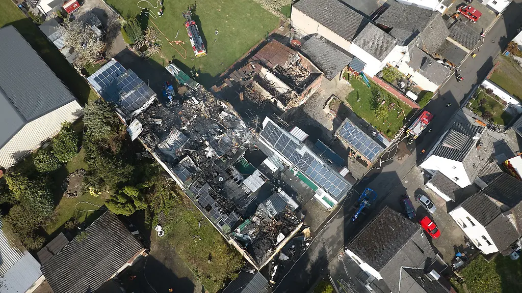 Kleiner-Ort-grosser-Einsatz-fuer-die-Feuerwehr-in-Hadamar-Niederweyer