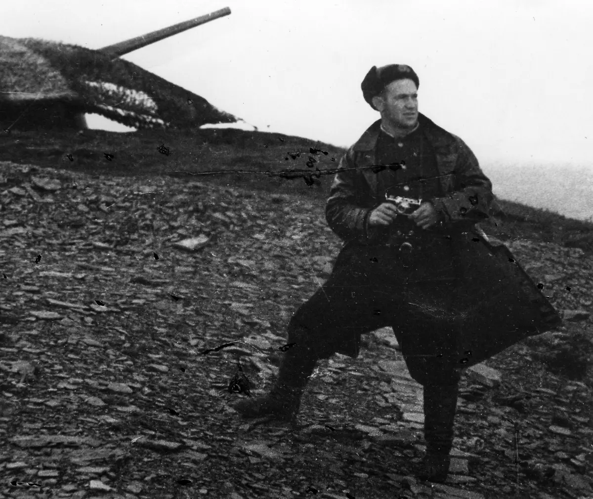 20517959-jpgDer-sowjetische-Kriegsfotograf-der-Roten-Armee-Jewgeni-Chaldej-an-der-Front-im-Zweiten-Weltkrieg-unbekannter-Ort-aufgenommen-um-1943