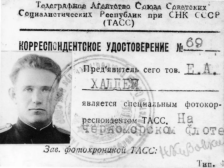 58939398-jpg-Ein-Presseausweis-von-1944-der-sowjetischen-Nachrichtenagentur-TASS-ausgestellt-auf-den-Fotografen-Jewgeni-Chaldej-undatiertes-Foto