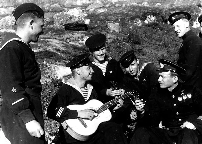 20370708-jpg-Sowjetische-Rotarmisten-der-Roten-Flotte-beim-Singen-an-der-Nordfront-bei-Murmansk-aufgenommen-1942