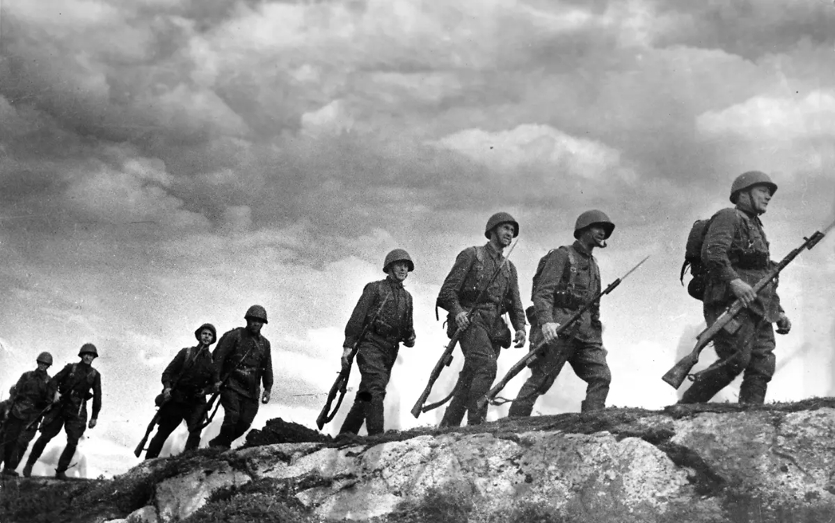 20233288-jpg-Sowjetische-Soldaten-der-Roten-Armee-aufgenommen-1942-in-Murmansk-Mit-Beginn-des-Angriffs-Hitlerdeutschlands-auf-die-UdSSR-im-Zweiten-Weltkrieg-war-Murmansk-wegen-der-strategischen-Lage-sofort-Ziel-mehrfacher-Angriffsoperationen-wurde-aber-nicht-eingenommen