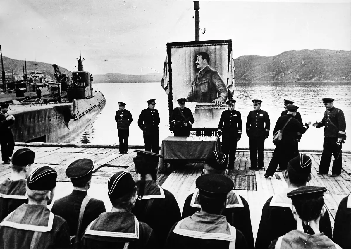 22453586-jpg-Angetretene-Matrosen-vor-Offizieren-der-Roten-Armee-und-ein-Bildnis-von-Generalisimus-Stalin-im-Hafen-von-Murmansk-nach-dem-Ausbruch-des-deutsch-sowjetischen-Krieges-Grosser-Vaterlaendischer-Krieg-im-Zweiten-Weltkrieg-aufgenommen-1941