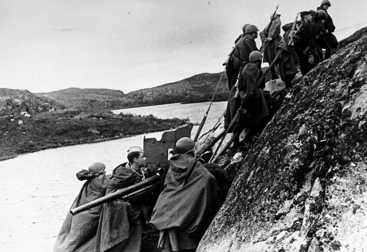 20293036-jpg-Sowjetische-Soldaten-der-Roten-Armee-transportieren-ein-Geschuetz-auf-eine-Anhoehe-am-Nordmeer-bei-Murmansk-aufgenommen-1941-Mit-Beginn-des-Angriffs-Hitlerdeutschlands-auf-die-UdSSR-im-Zweiten-Weltkrieg-im-Sommer-1941-war-Murmansk-wegen-der-strategischen-Lage-sofort-Ziel-mehrfacher-Angriffsoperationen-wurde-aber-nicht-eingenommen