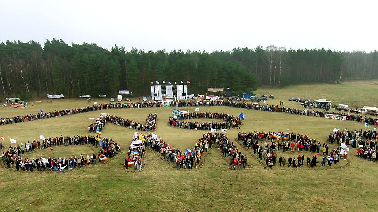 Protestaktion im Jahr 2005: Menschen formen die Worte "No Bombs" auf dem Platz des geplanten Übungsgeländes.