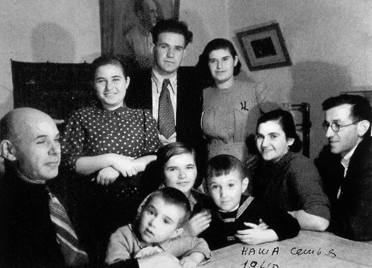 505877855-jpg-Die-Familie-Chaldej-Links-der-Vater-Jewgeni-Chaldej-in-der-Mitte-umringt-von-seinen-Schwestern-Riwa-Etia-Zilia-und-Frida