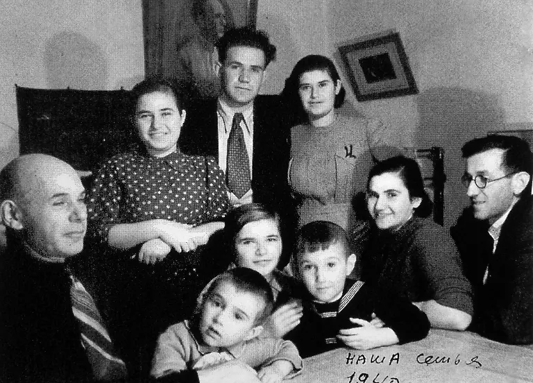 505877855-jpg-Die-Familie-Chaldej-Links-der-Vater-Jewgeni-Chaldej-in-der-Mitte-umringt-von-seinen-Schwestern-Riwa-Etia-Zilia-und-Frida