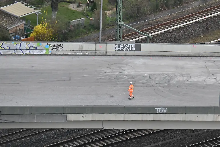 9834730e90b745530306275cd24583b8