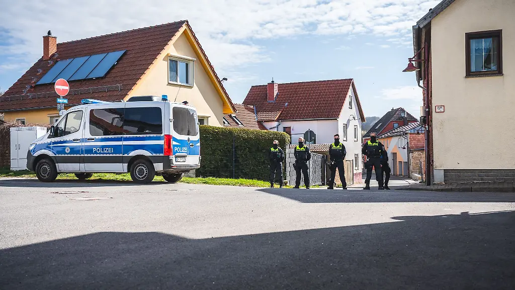 Todesursache-bestaetigt-Die-vier-Leichen-die-am-vergangenen-Freitagmorgen-in-Klettbach-bei-Erfurt-gefunden-worden-sind-sind-an-ihren-Schussverletzungen-gestorben