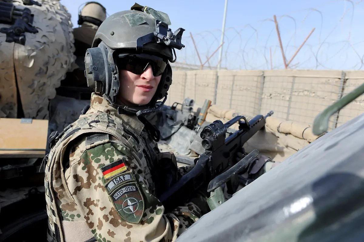 32800444-jpg-Eine-Bundeswehrsoldatin-posiert-am-Mittwoch-31-08-2011-nahe-Kundus-im-Distrikt-von-Char-Darreh-mit-Kindern-Die-Bundeswehr-wird-im-Norden-Afghanistans-immer-wieder-in-Gefechte-verwickelt