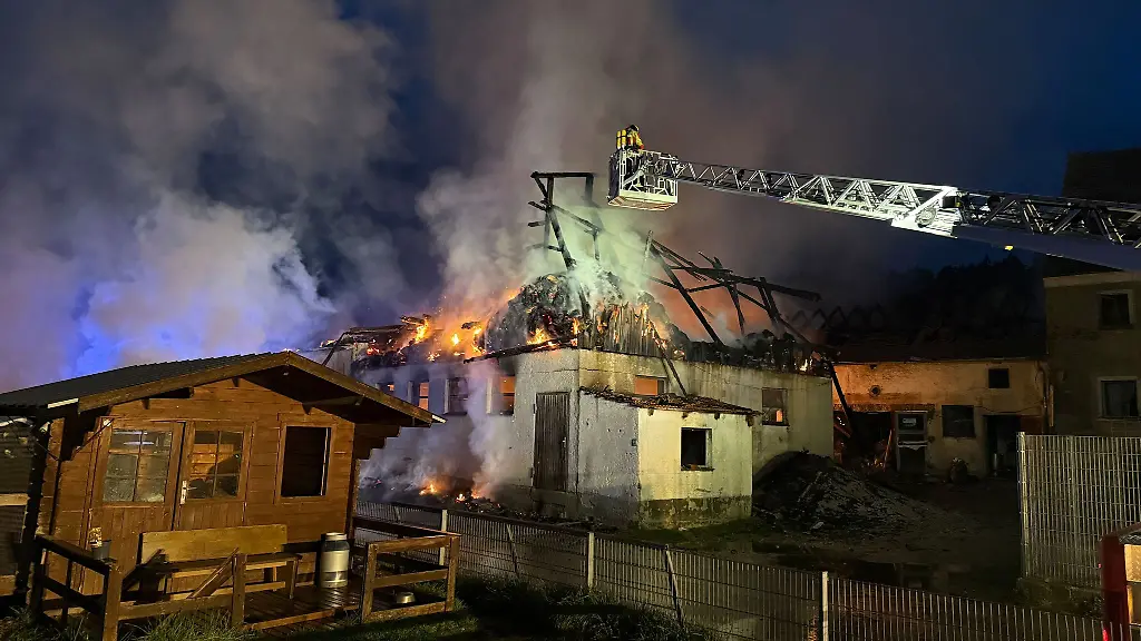 Feuerwehrleute-loeschen-einen-Brand-auf-einem-landwirtschaftlichen-Anwesen-in-Nabburg