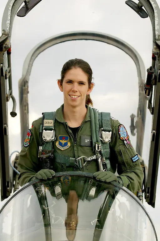 8960369-jpg-Ulrike-Flender-aufgenommen-im-Trainingsjet-Northrop-T-38-Talon-beim-Euro-Nato-Joint-Jet-Pilot-Training-auf-der-Sheppard-Air-Force-Base-in-Nord-Texas-Foto-vom-21-09-2006-Deutschlands-erste-Luftwaffen-Jetpilotin-Ulrike-Flender-kommt-aus-Stuttgart-Der-24-jaehrigen-Soldatin-im-Range-eines-Oberfaehnrichs-wurde-am-vergangenen-Freitag-in-den-USA-offiziell-der-Militaer-Luftfahrzeug-Fuehrerschein-verliehen-wie-die-Luftwaffe-am-Montag-25-09-2006-in-Koeln-mitteilte-Dabei-erhielt-sie-auch-die-deutsche-und-amerikanische-Flugzeugfuehrerschwinge-Die-Pilotin-bewarb-sich-als-Abiturientin-bei-der-Luftwaffe-als-Offizier-des-fliegerischen-Dienstes-und-begann-nach-der-Grund-und-Offiziersausbildung-vor-zwei-Jahren-ihre-fliegerische-Ausbildung-Auf-der-Sheppard-Air-Force-Base-in-Nord-Texas-wurde-sie-zur-Jetpilotin-ausgebildet-Von-Februar-2007-an-wird-24-Jaehrige-auf-der-Holloman-Air-Force-Base-New-Mexico-fuer-das-Tornado-Waffensystem-geschult-Foto-Marcus-Rott-IMZ-Bw-Luftwaffe-zu-dpa-4510-vom-25-09