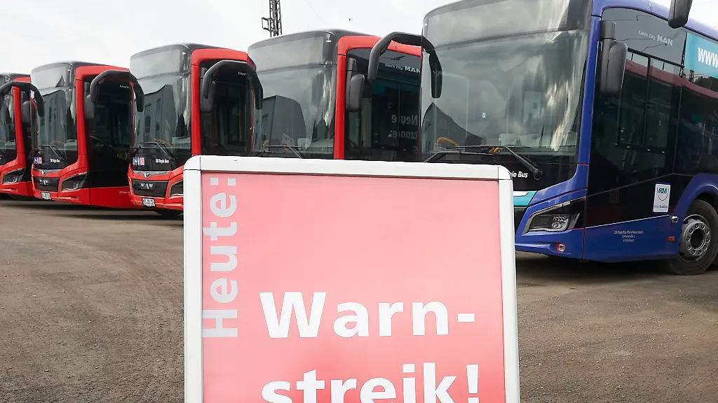 Werden-solche-Bilder-kuenftig-seltener-Im-vergangenen-Jahr-gab-es-eine-ganze-Reihe-an-Warnstreiks-im-Busgewerbe