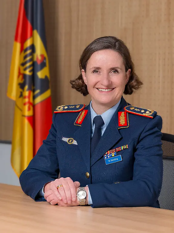 485872325-jpg-Nicole-Schilling-bisherige-stellvertretende-Abteilungsleiterin-fuer-Personal-im-Bundesverteidigungsministerium-soll-die-erste-Drei-Sterne-Generalin-der-Bundeswehr-werden-Schilling-war-1993-in-die-Bundeswehr-eingetreten-und-ist-seit-2022-Generalstabsaerztin-und-Zwei-Sterne-Generalin