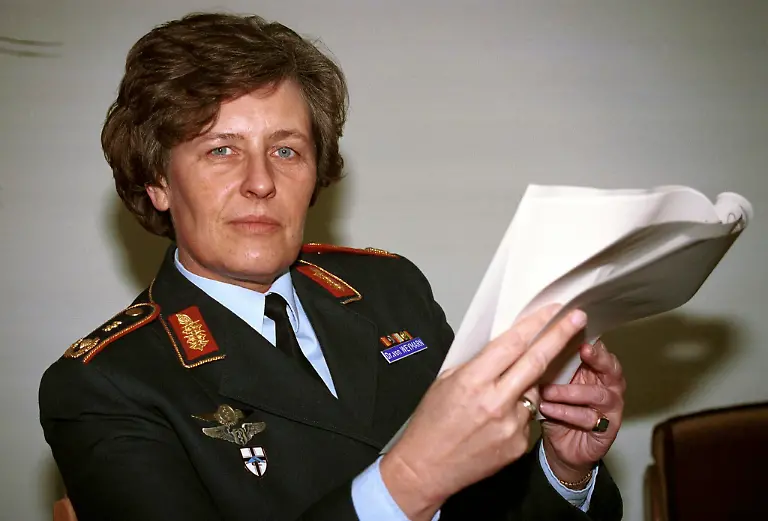 62107429-jpgVAR-F5-28-23-D-jpg-DEUTSCHLAND-BONN-07-04-1994-Dr-Verena-von-WEYMARN-erste-Frau-in-der-deutschen-Militaergeschichte-die-in-den-Rang-eines-Generalarztes-der-Bundeswehr-befoerdert-wurde