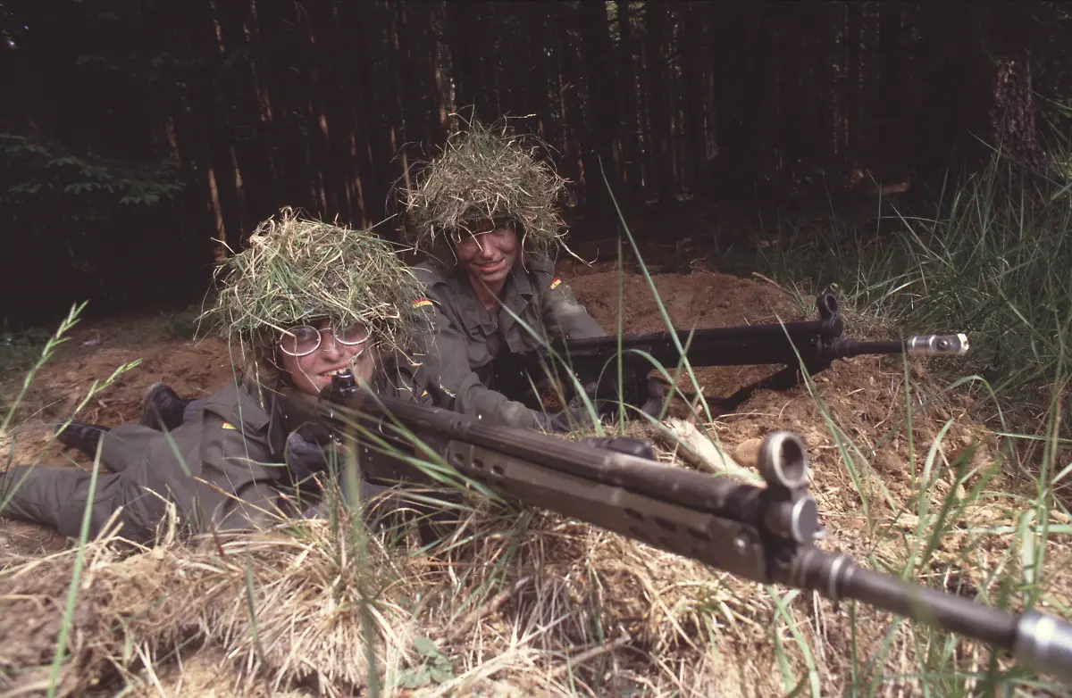 456337750-jpg-Angehende-Sanitaetsoffizierinnen-machen-Schiessuebungen-waehrend-der-Grundausbildung-bei-der-Bundeswehr-Aufnahmedatum-01-06-1989-30-06