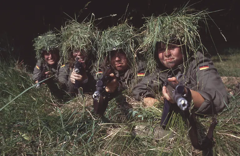 456340717-jpg-Angehende-Sanitaetsoffizierinnen-machen-Schiessuebungen-waehrend-der-Grundausbildung-bei-der-Bundeswehr-Aufnahmedatum-01-06-1989-30-06