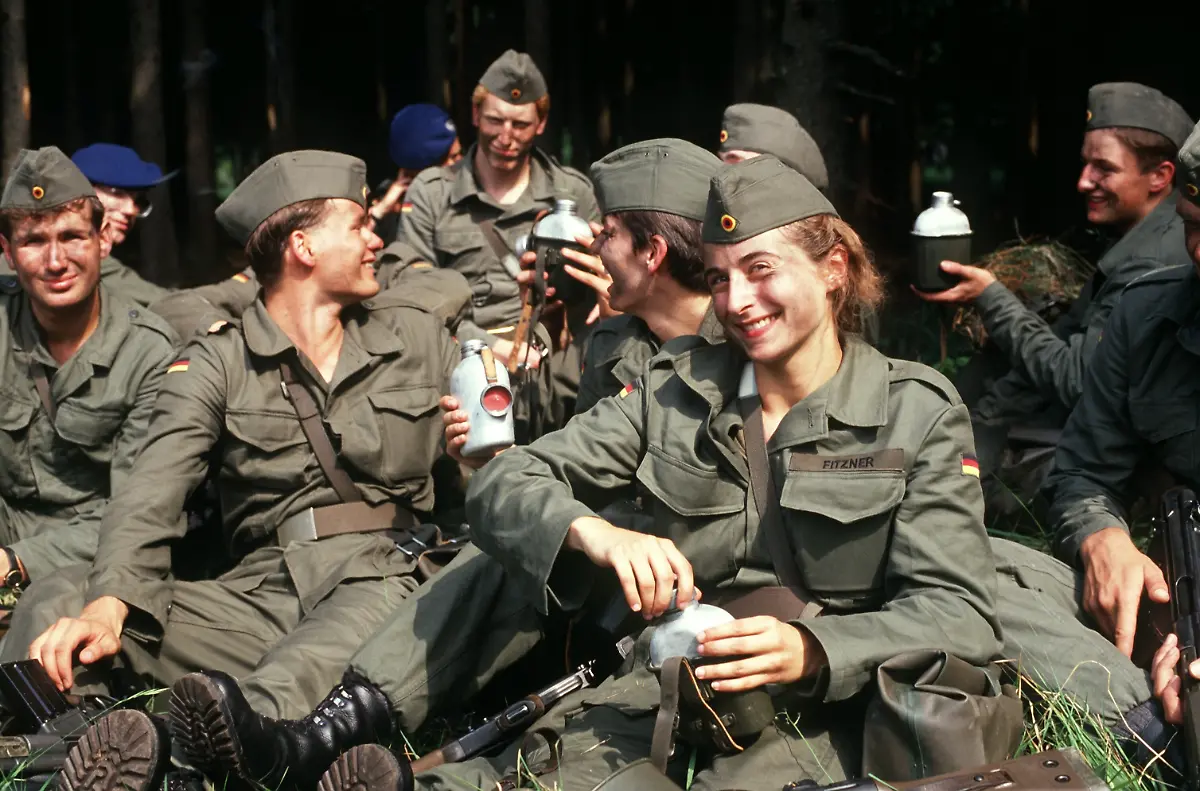 2270927-jpgSanitaetsoffiziers-Anwaerterinnen-und-Anwaerter-des-Heeresdienstes-beim-8-Sanitaets-Lehrbataillon-851-in-Kralling-nahe-Muenchen-bei-einer-Rast-waehrend-der-Grundausbildung-am-27-Juni-1989