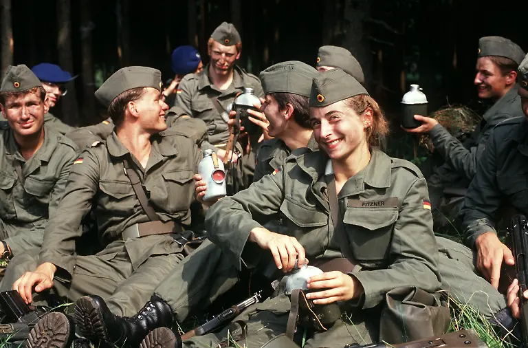 2270927-jpgSanitaetsoffiziers-Anwaerterinnen-und-Anwaerter-des-Heeresdienstes-beim-8-Sanitaets-Lehrbataillon-851-in-Kralling-nahe-Muenchen-bei-einer-Rast-waehrend-der-Grundausbildung-am-27-Juni-1989