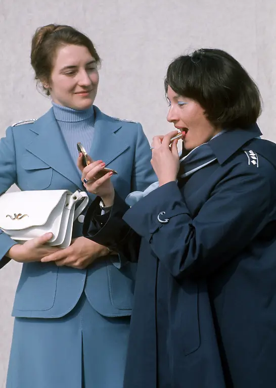 2280829-jpgEine-Stabsaerztin-zieht-sich-den-Lippenstift-nach-Fuenf-von-vorerst-fuenfzig-weiblichen-Sanitaetsoffizieren-im-Range-eines-Stabsarztes-der-Bundeswehr-wurden-Anfang-Oktober-1975-von-Bundesverteidigungsminister-Georg-Leber-auf-der-Hardthoehe-in-Bonn-vorgestellt-Sie-sind-ihren-maennlichen-Kollegen-gleichgestellt-bekommen-jedoch-vorerst-keine-Kampfausruestung-Ob-sie-an-Manoevern-teilnehmen-muessen-ist-noch-nicht-entschieden-Die-weiblichen-Sanitaetsoffiziere-sind-nicht-kaserniert-Sie-tragen-blaue-Uniformen-die-von-dem-Modeschoepfer-Heinz-Oestergaard-entworfen-wurden