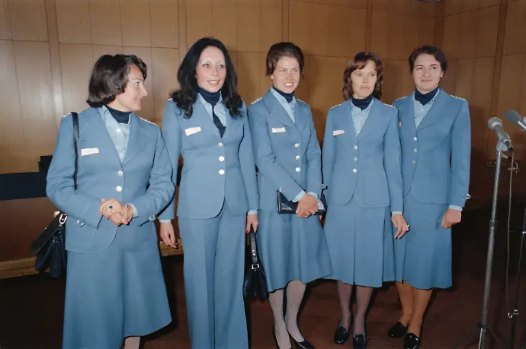 4245919-jpg-Fuenf-von-vorerst-fuenfzig-weiblichen-Sanitaetsoffizieren-im-Range-eines-Stabsarztes-der-Bundeswehr-wurden-Anfang-Oktober-1975-von-Bundesverteidigungsminister-Leber-auf-der-Hardthoehe-in-Bonn-vorgestellt-l-r-Sigrid-Fuchs-Eva-Neuland-Doris-von-Rottkay-Angela-von-Porthan-und-Eva-Seiffert-Sie-sind-ihren-maennlichen-Kollegen-gleichgestellt-bekommen-jedoch-vorerst-keine-Kampfausruestung-Ob-sie-an-Manoevern-teilnehmen-muessen-ist-noch-nicht-entschieden-Die-weiblichen-Sanitaetsoffiziere-sind-nicht-kaserniert-Sie-tragen-blaue-Uniformen-die-von-dem-Modeschoepfer-Heinz-Oestergaard-entworfen-wurden