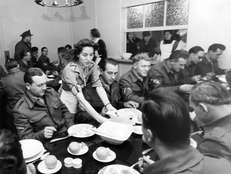 54284072-jpg-Nach-der-Einkleidung-am-09-12-1955-sitzen-die-wehrpflichtigen-Soldaten-in-ihren-neuen-Uniformen-in-der-Kantine-des-Ausbildungslagers-in-Andernach-beim-Mittagessen-und-werden-von-Kellnerinnen-bedient-Am-Morgen-des-9-November-1955-hatte-der-Kammerunteroffizier-des-ersten-Ausbildungslagers-der-Bundeswehr-sehr-viel-zu-tun-Es-galt-die-fuenfzig-Angehoerigen-des-Vorkommandos-mit-neuen-Dienstuniformen-einzukleiden