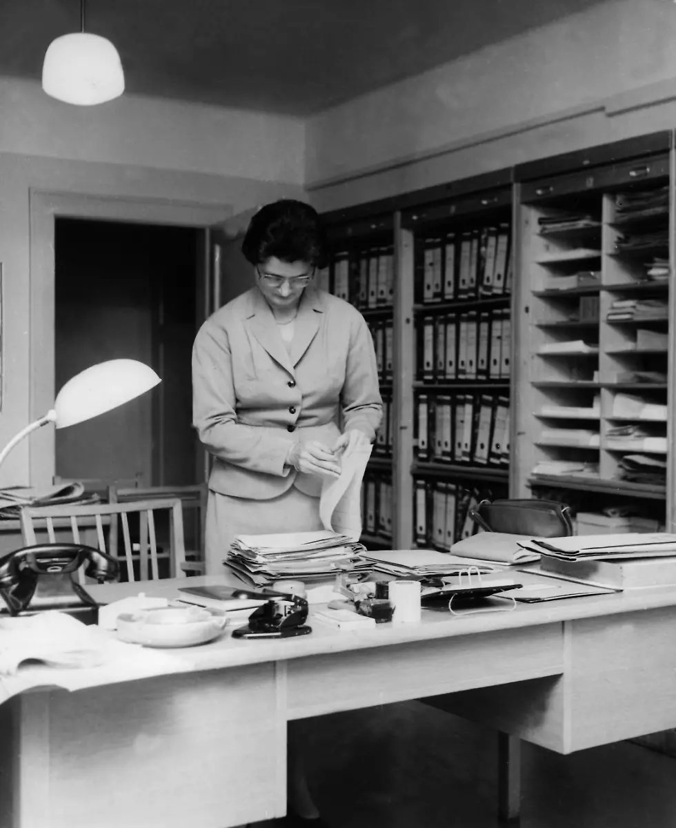 26575389-jpg-Eine-Sekretaerin-im-Vorzimmer-des-Bundesjustizministers-in-Bonn-im-Jahre-1958