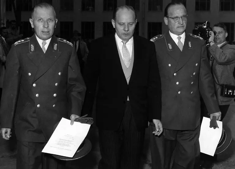 455951152-jpg-Federal-Minister-of-Defence-Theodor-Blank-Mitte-mit-den-Generalen-der-Bundeswehr-Hans-Speidel-rechts-und-Adolf-Heusinger-undatierte-Aufnahme-Aufnahmedatum-01-01-1955-31-12