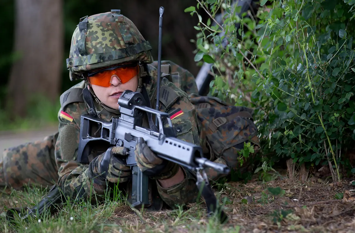 59249161-jpg-Ein-Soldat-haelt-am-08-06-2015-am-Bundeswehrstandort-der-Pioniere-in-Minden-Nordrhein-Westfalen-ein-Maschinengewehr